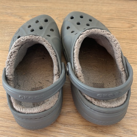 Crocs fuzzy interior. Grey. Size 1 kids - Picture 3 of 6